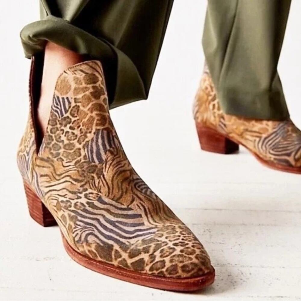 FREE PEOPLE Women’s Sz 37 Animal Print Charm Double V Western Suede Booties